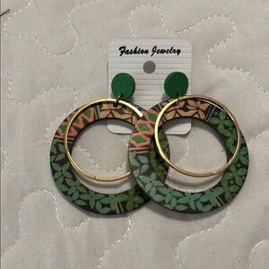 Fashion Jewelry Green and Gold Earrings with Intricate Designs